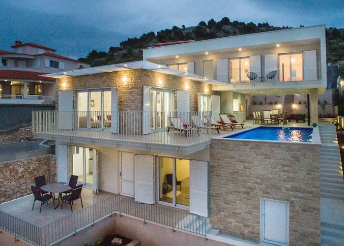 펜션 Am Lori By Interhome 로고즈니차